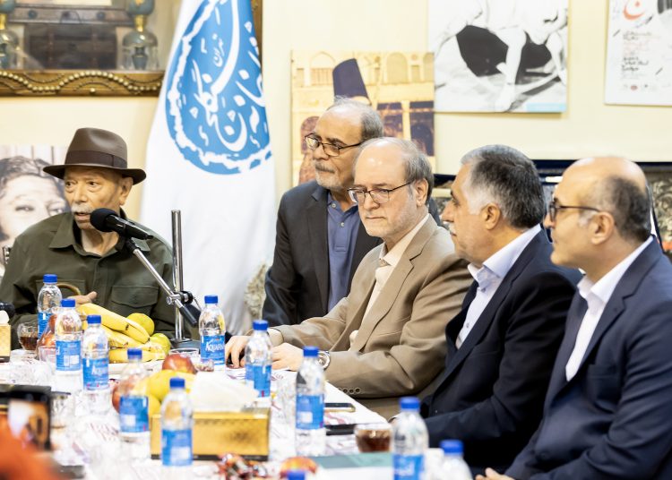 در شصتمین زادروز سنگلج، علی نصیریان نشان سنگلج را به هادی مرزبان اهدا کرد