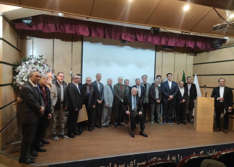 ۷۰ سال نوازندگی و سازسازی حسن زادخیل گرامی‌داشته شد