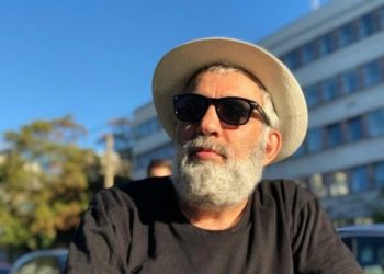 نمایش «پابرهنه، لخت، قلبی در مشت» روی صحنه می رود