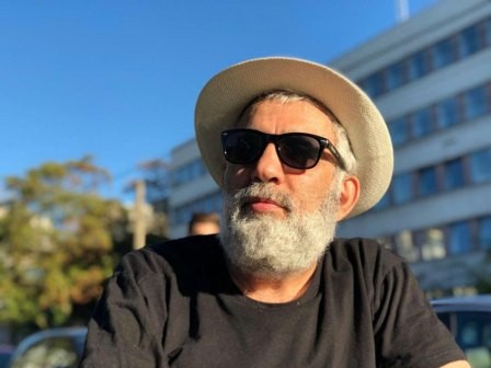 نمایش «پابرهنه، لخت، قلبی در مشت» روی صحنه می رود