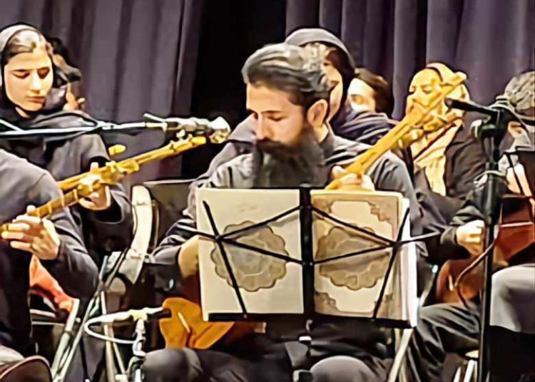 ارکستر سازهای ملی شهسوران روی صحنه می رود