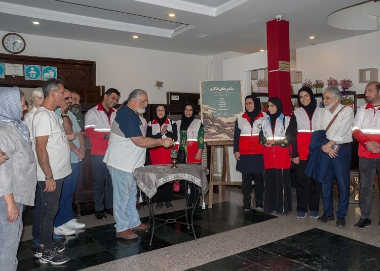 جان بر کفان هلال احمر شمع «بلندی‌های خاکریز» را روشن کردند
