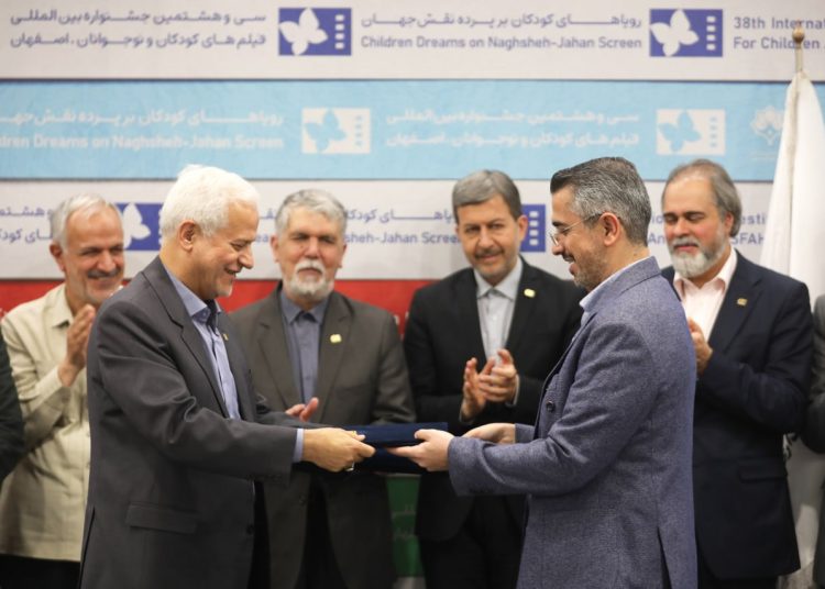 تفاهم‌نامه تشکیل دبیرخانه دائمی جشنواره فیلم کودک در اصفهان