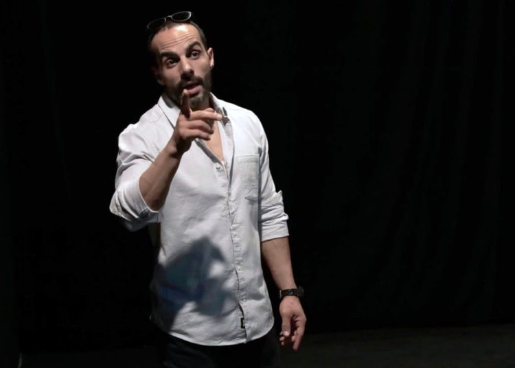 نمایش «ولی» در تماشاخانه دا روی صحنه می رود